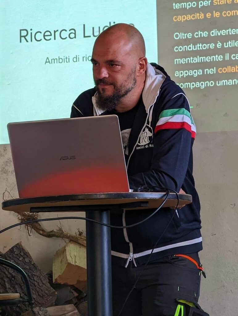 Uomo con laptop presentazione proiettata